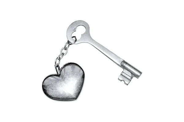 Beyaz izole bir arka planda metal kalpli bir anahtar