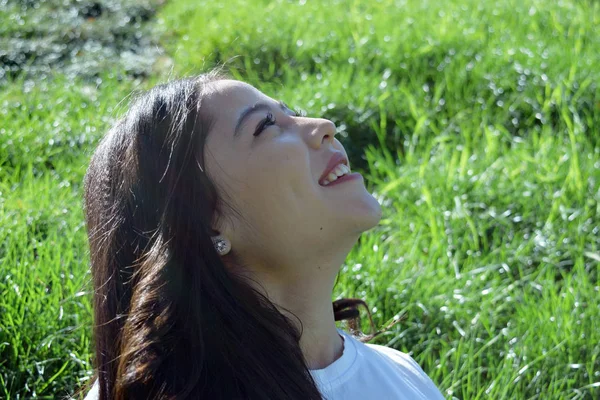 Ritratto soleggiato di una ragazza ridente — Foto Stock