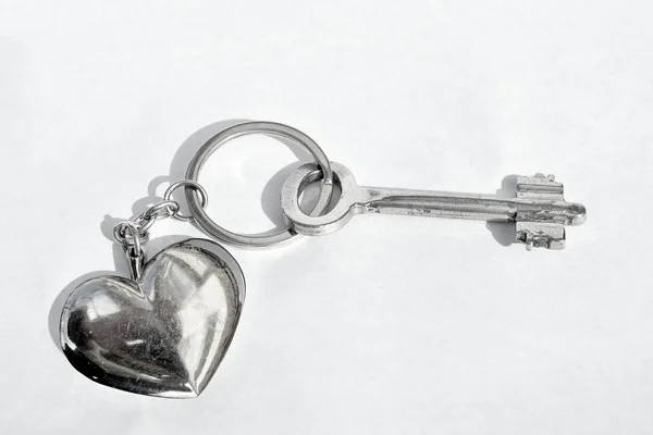 Παλιό Κλειδί Μεταλλική Καρδιά Λευκό Φόντο Χαρτί — Φωτογραφία Αρχείου