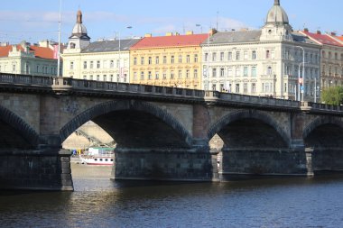 Eski şehrin büyük Nehri üzerinde