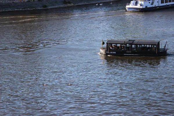 Vieille ville sur la grande rivière — Photo