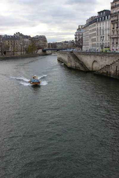 Řeka v Paříži — Stock fotografie