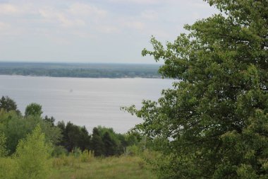 Büyük nehrin yakınında