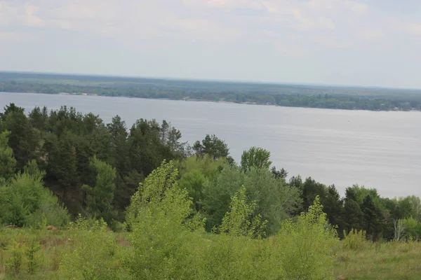 Büyük nehrin yakınında