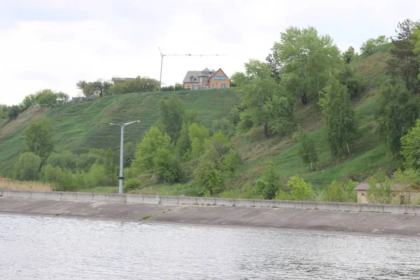 Büyük nehrin yakınında