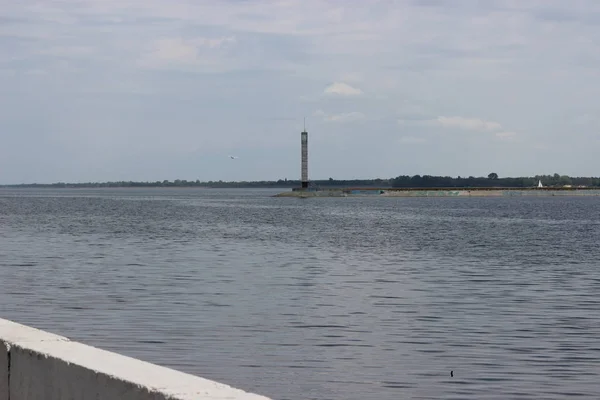 Su arasında yalnız