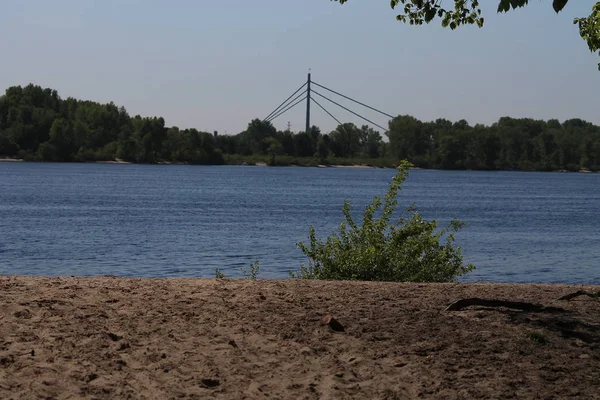 Solitario en la orilla del río — Foto de Stock