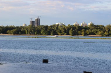 Büyük şehrin üzerinde gökyüzü