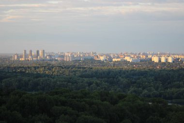 Büyük şehrin üzerinde gökyüzü