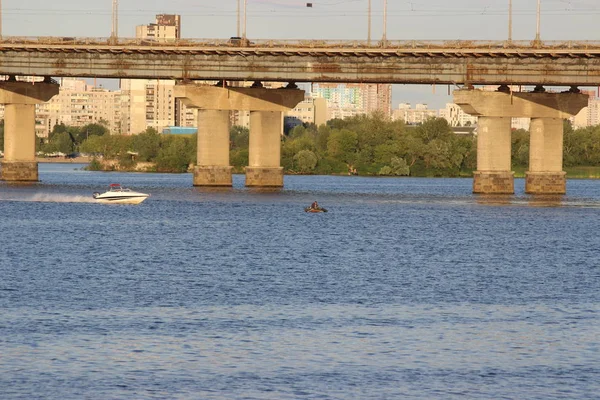 Büyük şehrin üzerinde gökyüzü
