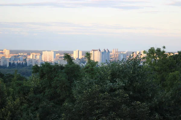 Büyük şehrin üzerinde gökyüzü