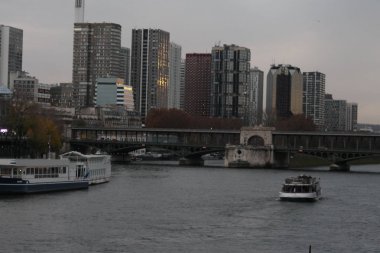 daha önce akşam Paris'te