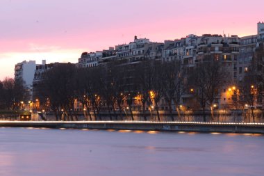 daha önce akşam Paris'te