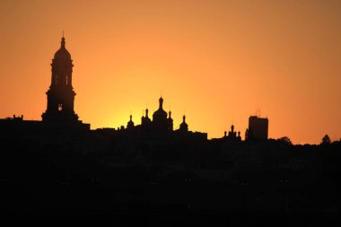 Nehir kıyısında Dusk