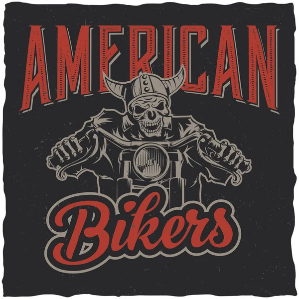 Diseño de la etiqueta de la camiseta del motorista con ilustración del esqueleto que monta en moto — Vector de stock