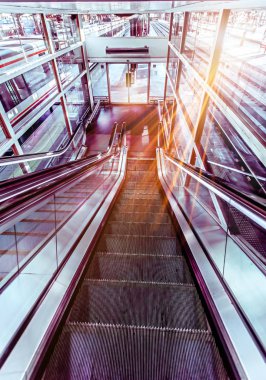 Tren istasyonunda yürüyen merdiven 