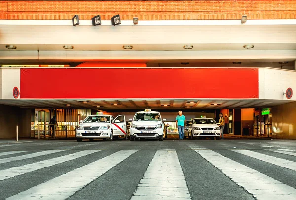 Madri - 3 de agosto de 2017: Estante de táxi no estacionamento perto de Atoc — Fotografia de Stock