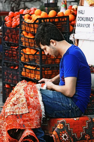Tejedor turco teje una alfombra — Foto de Stock