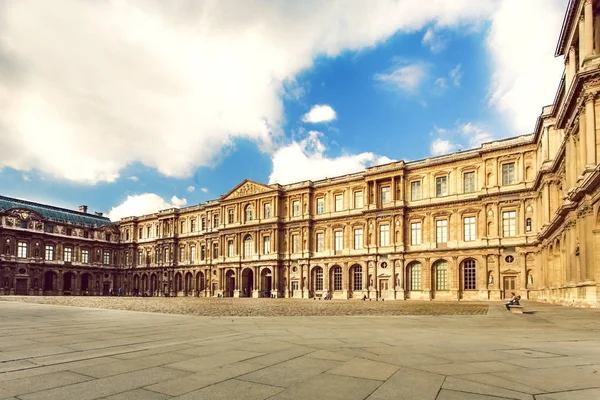 Louvre. İç avlu — Stok fotoğraf