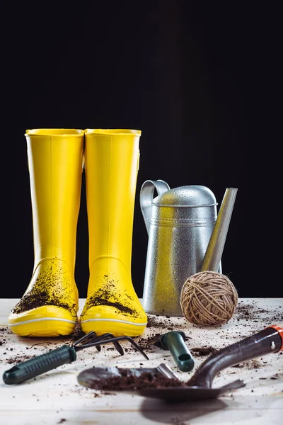 Botas de borracha e ferramentas de jardim — Fotografia de Stock