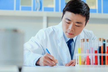 Asyalı doktor laboratuvar testleri çalışma