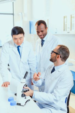 laboratuvar testleri çalışan doktorlar