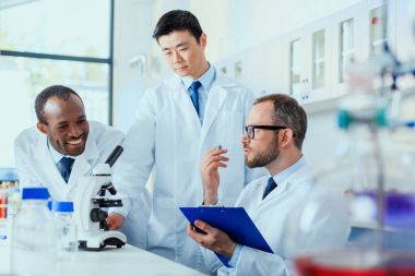 laboratuvar testleri çalışan doktorlar