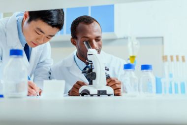 laboratuvar testleri çalışan doktorlar