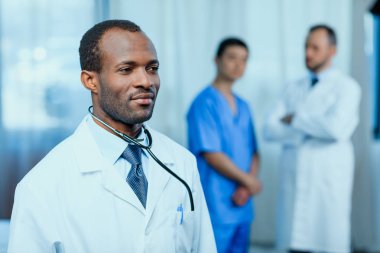 Steteskoplu doktor klinikte.