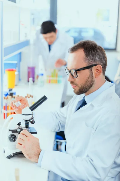 Doctors working at testing laboratory — Stock Photo, Image