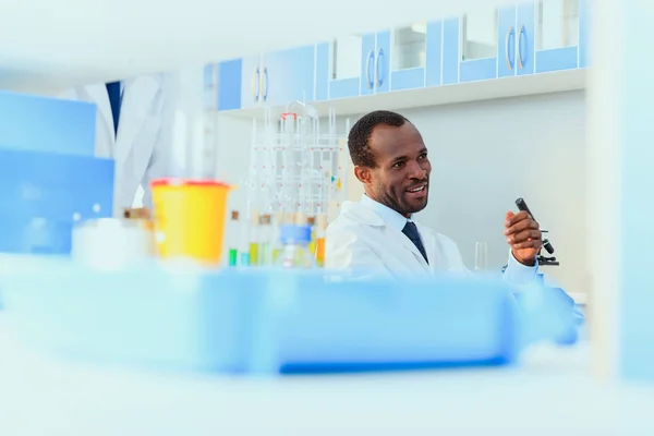 Artsen die werkzaam zijn op het testen laboratorium — Stockfoto