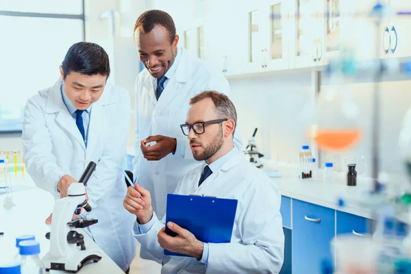 Médicos que trabajan en el laboratorio de pruebas — Foto de Stock