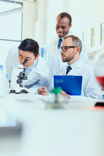 Médicos que trabajan en el laboratorio de pruebas — Foto de Stock