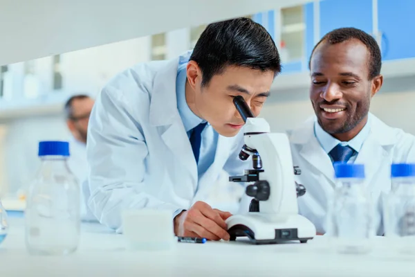 Doctors working at testing laboratory — Stock Photo, Image