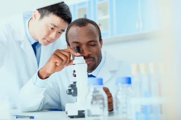 Doctors working at testing laboratory — Stock Photo, Image