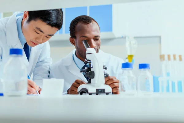 Médicos que trabajan en el laboratorio de pruebas — Foto de Stock