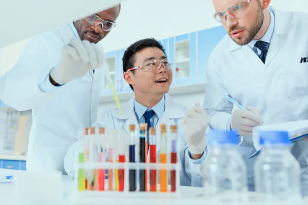 Cientistas que trabalham em laboratório — Fotografia de Stock