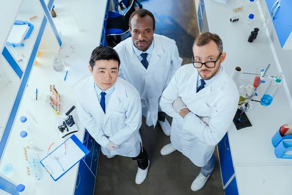 Ученые, работающие в лаборатории — стоковое фото