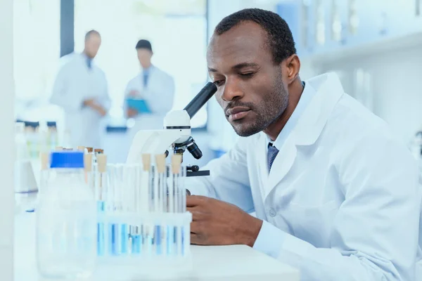 Científico trabajando en laboratorio — Foto de Stock