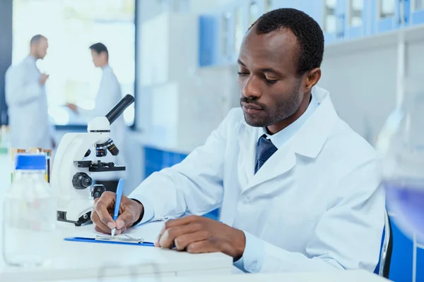 Científico trabajando en laboratorio — Foto de Stock