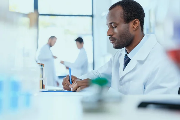 Científico trabajando en laboratorio — Foto de Stock