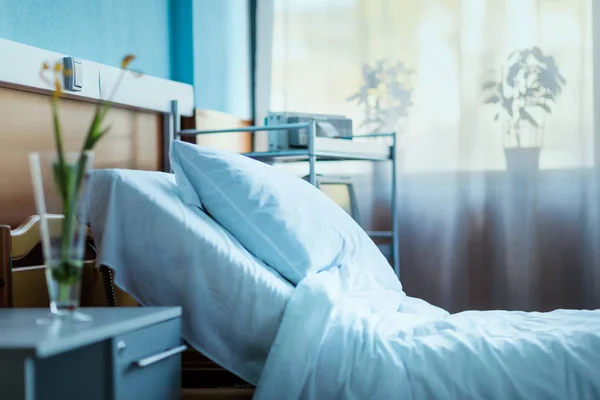 Пустая кровать в больнице — стоковое фото