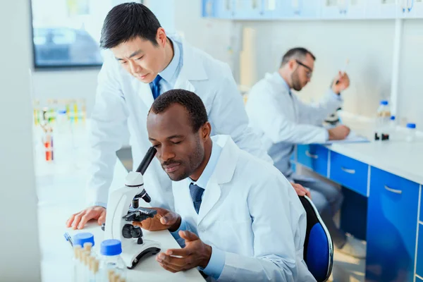 Medici che lavorano presso il laboratorio di prova Fotografia Stock