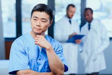 Doktor kliniğinde tıbbi üniformalı