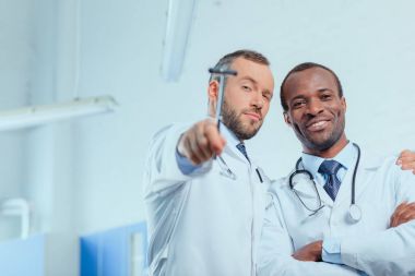 Doktorlar tıbbi üniformalı