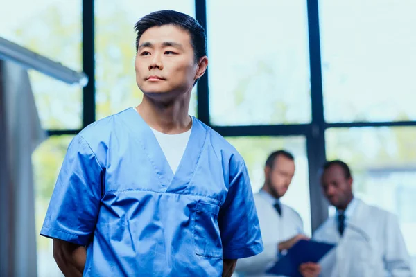 Doktor i medicinsk uniform i klinik — Stockfoto