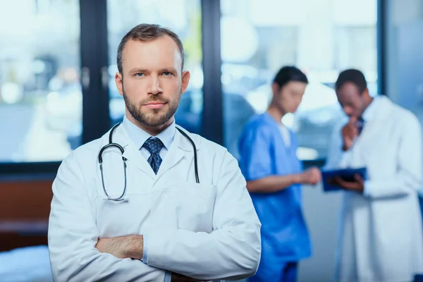 Médecin avec stéthoscope en clinique — Photo