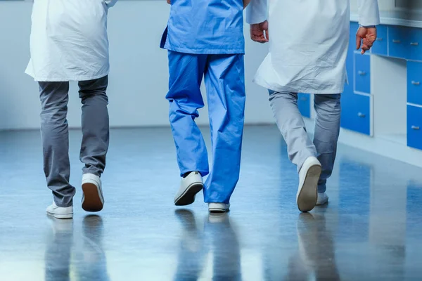 Médecins marchant dans la clinique — Photo gratuite