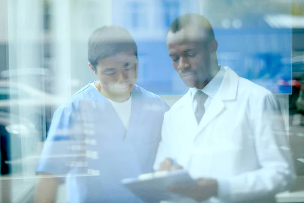 Médecins discutant du travail — Photo