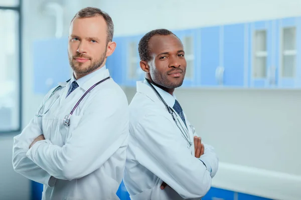 Médicos de uniforme médico — Fotografia de Stock